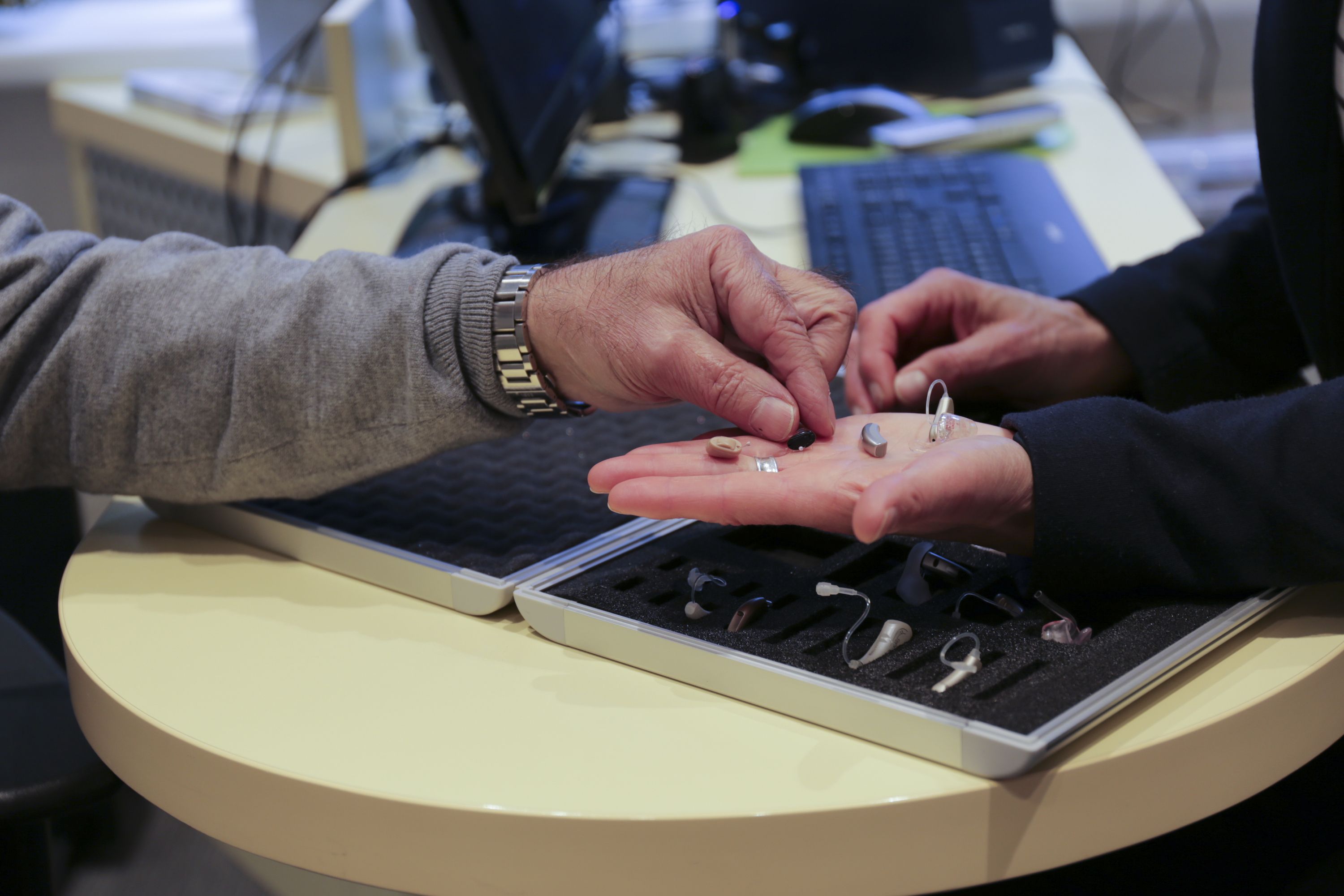 Kunde schaut sich Hörgeräte an