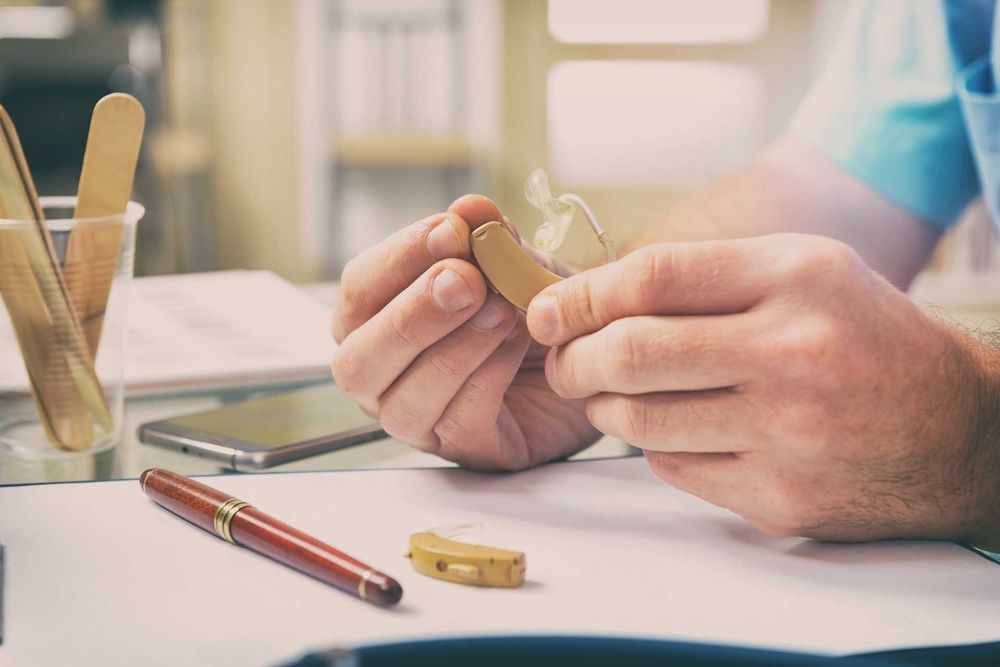 Hörgerät, welches untersucht und repariert wird